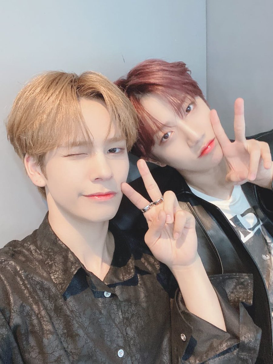 MEREKA SELFIE DI MBC MUSIC CORE HARI INI DONGMau tumpengan Cepet bikin acara lagi biar rindu ini terobati mweheheheh