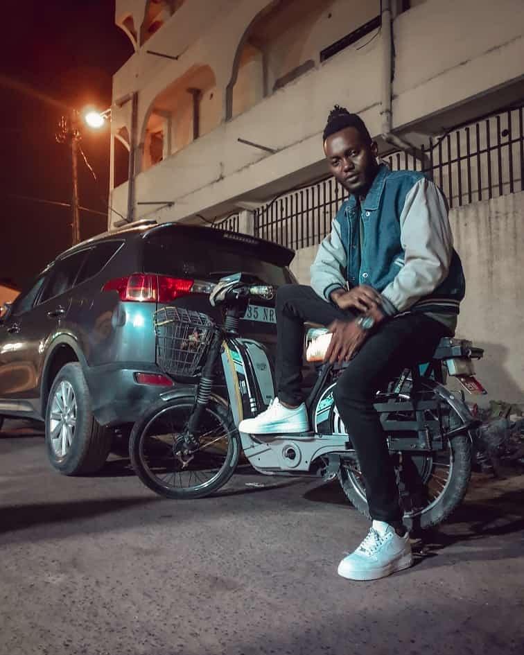kukumastrategy's tweet photo. Très bon début de week-end avec le rappeur Young Ace Wayé.
Un artiste qui ne cesse de suspendre le public par des textes poignants. @youngace_waye
.
.
.
.
.
.
.
.
#cultures #musique #danse #slam #cinema #africanmanager https://t.co/21neYACs6g