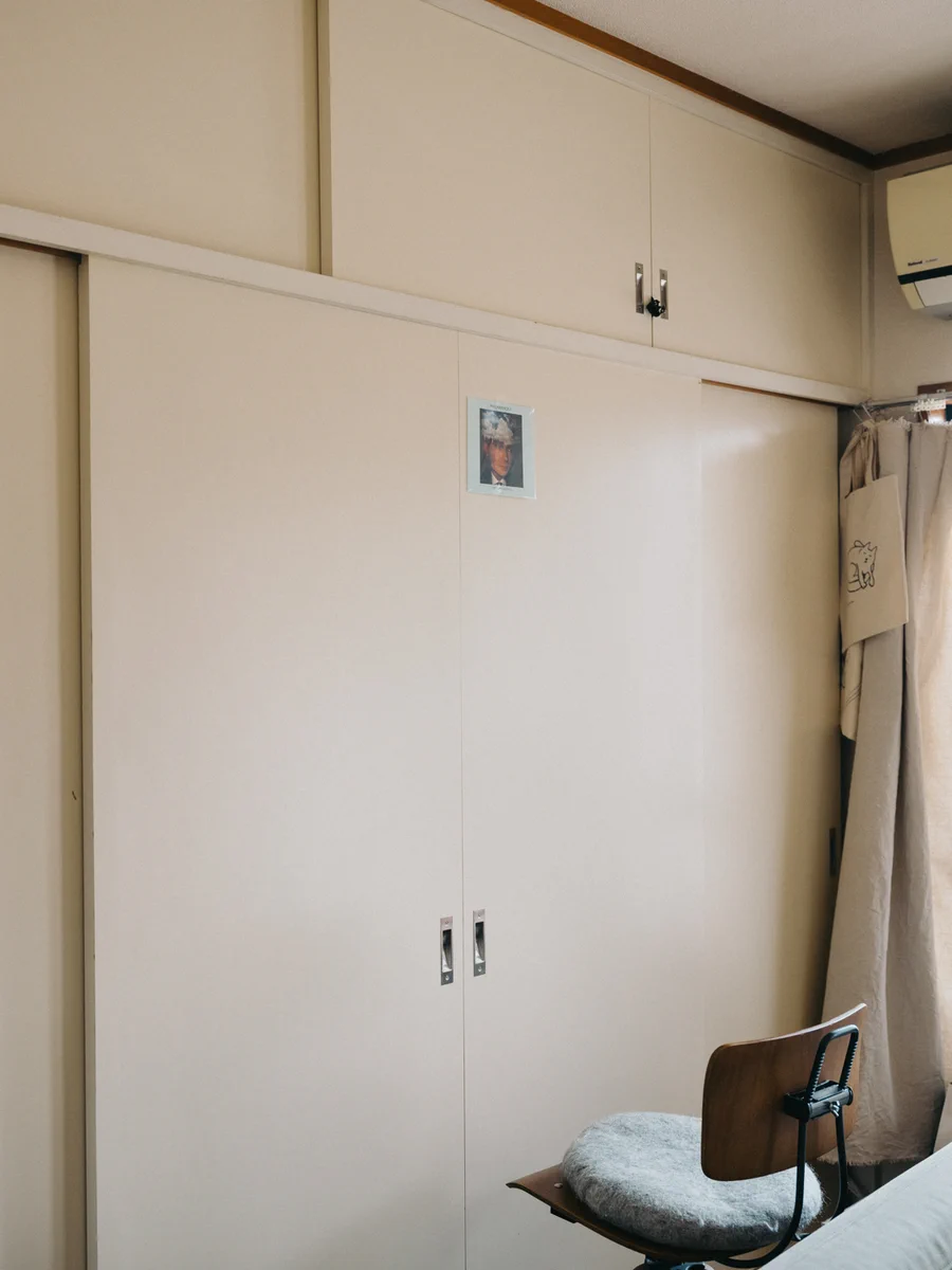 1ヶ月以上、押入れに出勤してる...「自宅勤務ならぬ押し入れ勤務」！！