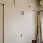 1ヶ月以上、押入れに出勤してる...「自宅勤務ならぬ押し入れ勤務」!