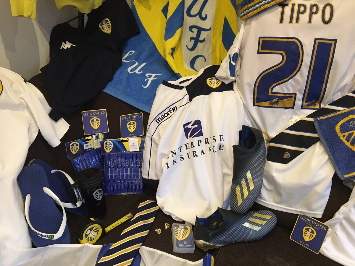 PhilT_Official's tweet photo. Football quiz night with the lads, why wouldn’t I redecorate 💛🤍💙@LUFC #Yeboah21 #MOT https://t.co/63Lnzvvm6L