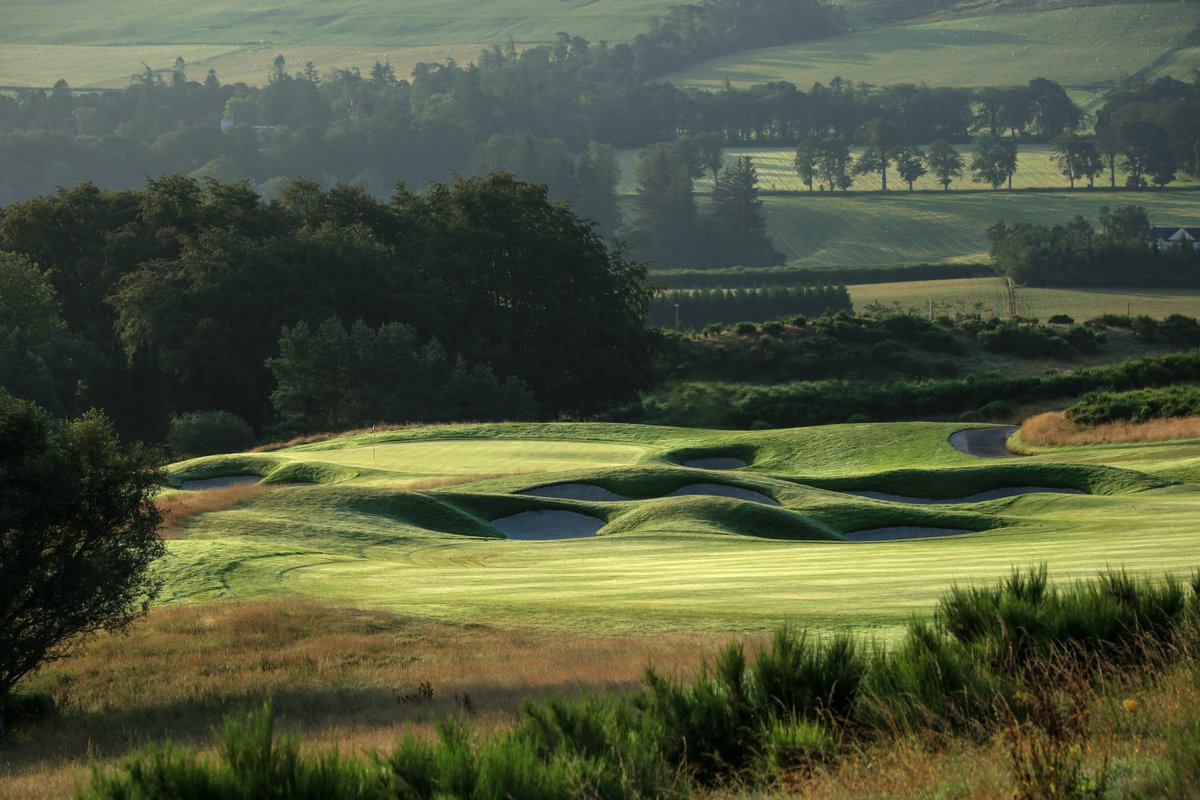 On the fairways at Gleneagles in Perthshire, Colin Cameron sets aside modern clubs for his trusty old persimmons
boisdale.co.uk/journal/the-cl…