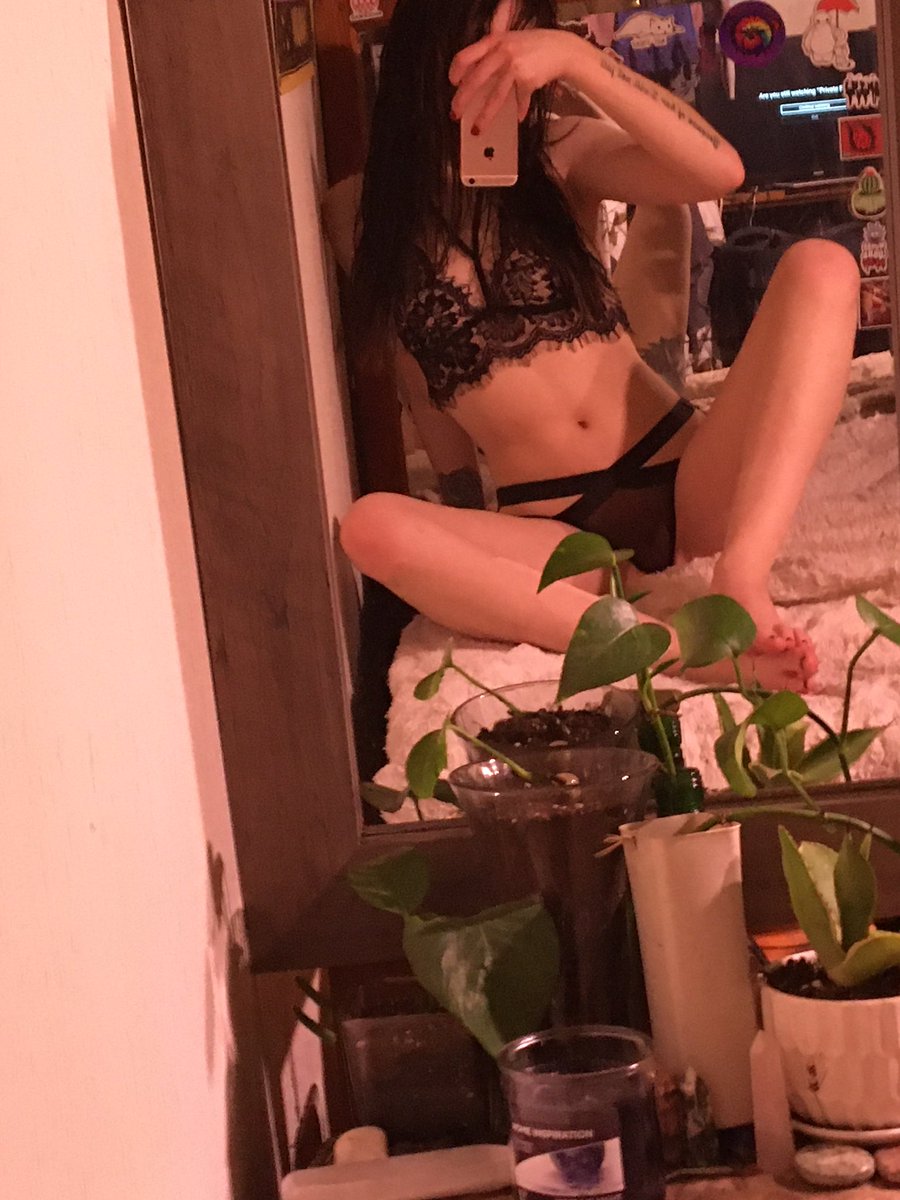 caebrielle098's tweet photo. I’m in the top 17% and have only been doing this for a few weeks you should follow me on only fans https://t.co/XWyn4NnzC5 #plantlover #camgirl #OnlyFansPromo #onlyfansgirl #OnlyFansPromo #onlyfansnewbie #crystalcollector #nudemodel https://t.co/ZhyNsiGNGw