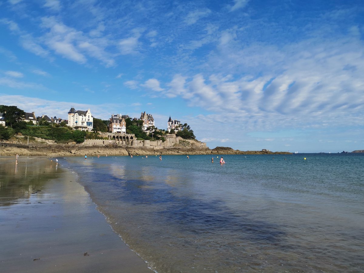 cldudouyt's tweet photo. Qui peut croire que faire une heure d'activité à la plage en famille est plus dangereux que faire les courses ou prendre les transports #dinard #RendezNousLaMer https://t.co/5ut9pFnLq8