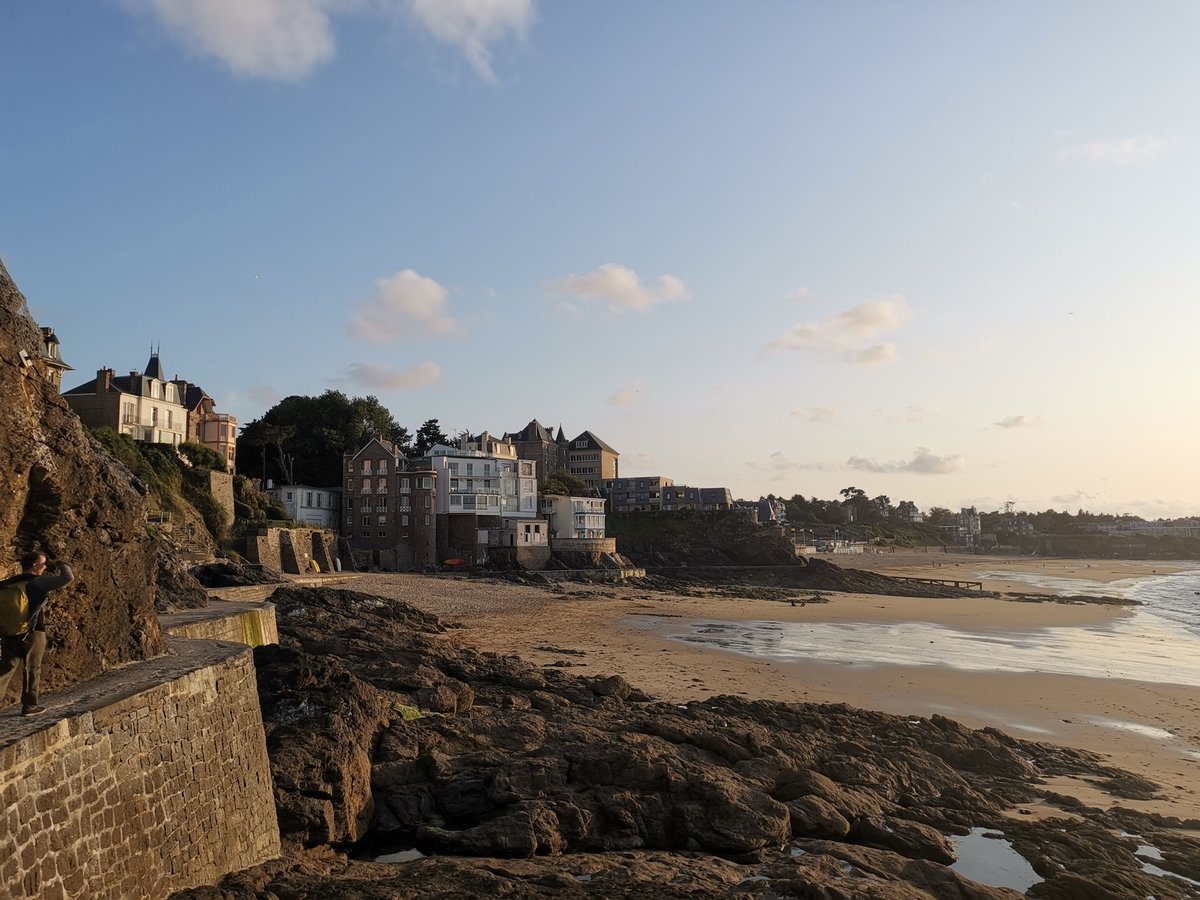 cldudouyt's tweet photo. Qui peut croire que faire une heure d'activité à la plage en famille est plus dangereux que faire les courses ou prendre les transports #dinard #RendezNousLaMer https://t.co/5ut9pFnLq8