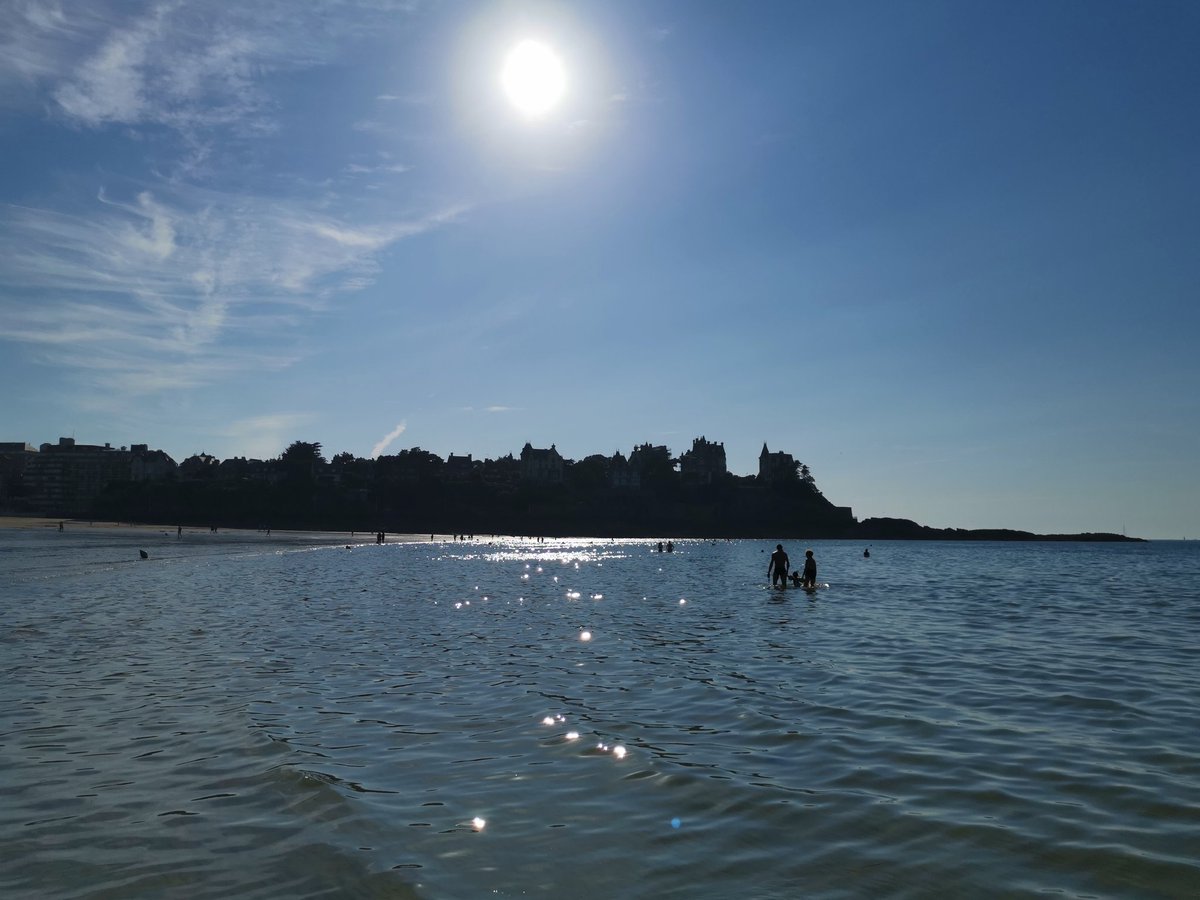 cldudouyt's tweet photo. Qui peut croire que faire une heure d'activité à la plage en famille est plus dangereux que faire les courses ou prendre les transports #dinard #RendezNousLaMer https://t.co/5ut9pFnLq8