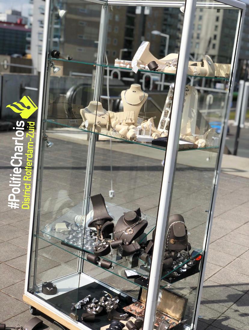 POL_Charlois's tweet photo. Bij de juwelier kon verdachte geen keuze maken en nam de hele vitrinekast mee. Eenmaal bij de trappen aangekomen bleek dat toch wat onhandig.
Resultaat.. kast kapot, en sieraad weggenomen. 
I.s.m. #cameratoezicht en beveiliging #winkelcentrumZuidplein, verdachte aangehouden ^LvV https://t.co/6zQ3EF1WxD