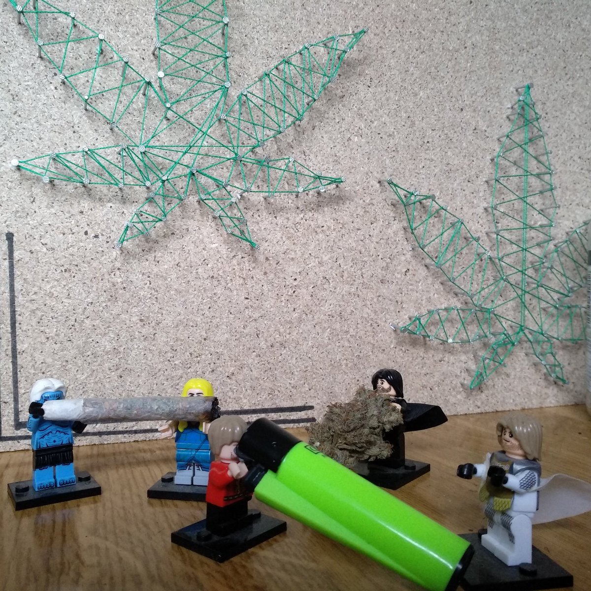 Cultivaunaidea's tweet photo. Con el aburrimiento de la cuarentena montamos una escena de "Juego de Porros". Unidos por una regularización #GMM20 @FederacionFAC @AmecMadrid @encod @mujerescannabis https://t.co/TCnA68Nhy9