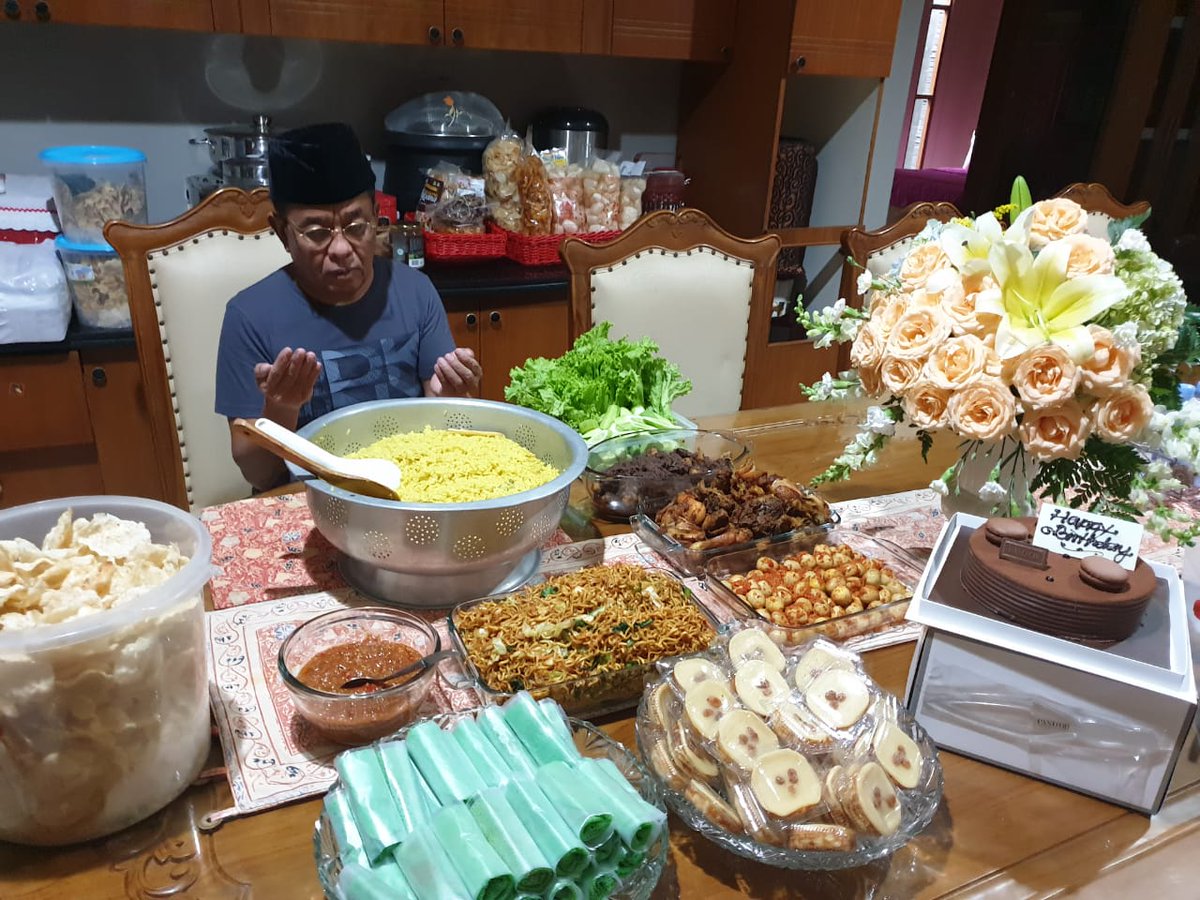 Memasak dan menyiapkan nasi kuning ulang tahun buat Satpam komplek dll