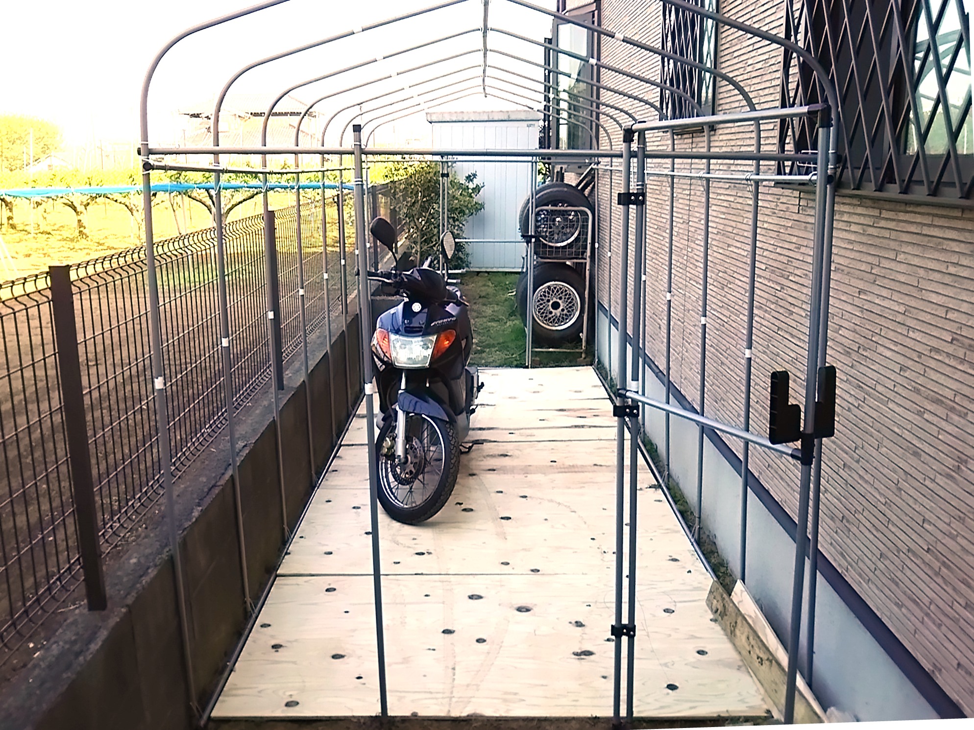 五条銀吾 Pa Twitter ビニールハウス設置の五日目 今日の作業 棚の材料物色 ビニールの粉掃除 棚は模型部屋の壁面収納に使った組合せを考えてたけど 当時とは少々品揃えが変わったのか 予想金額と乖離 小遣い残金を遥かに超えてる しかも 加工が相当混んでる