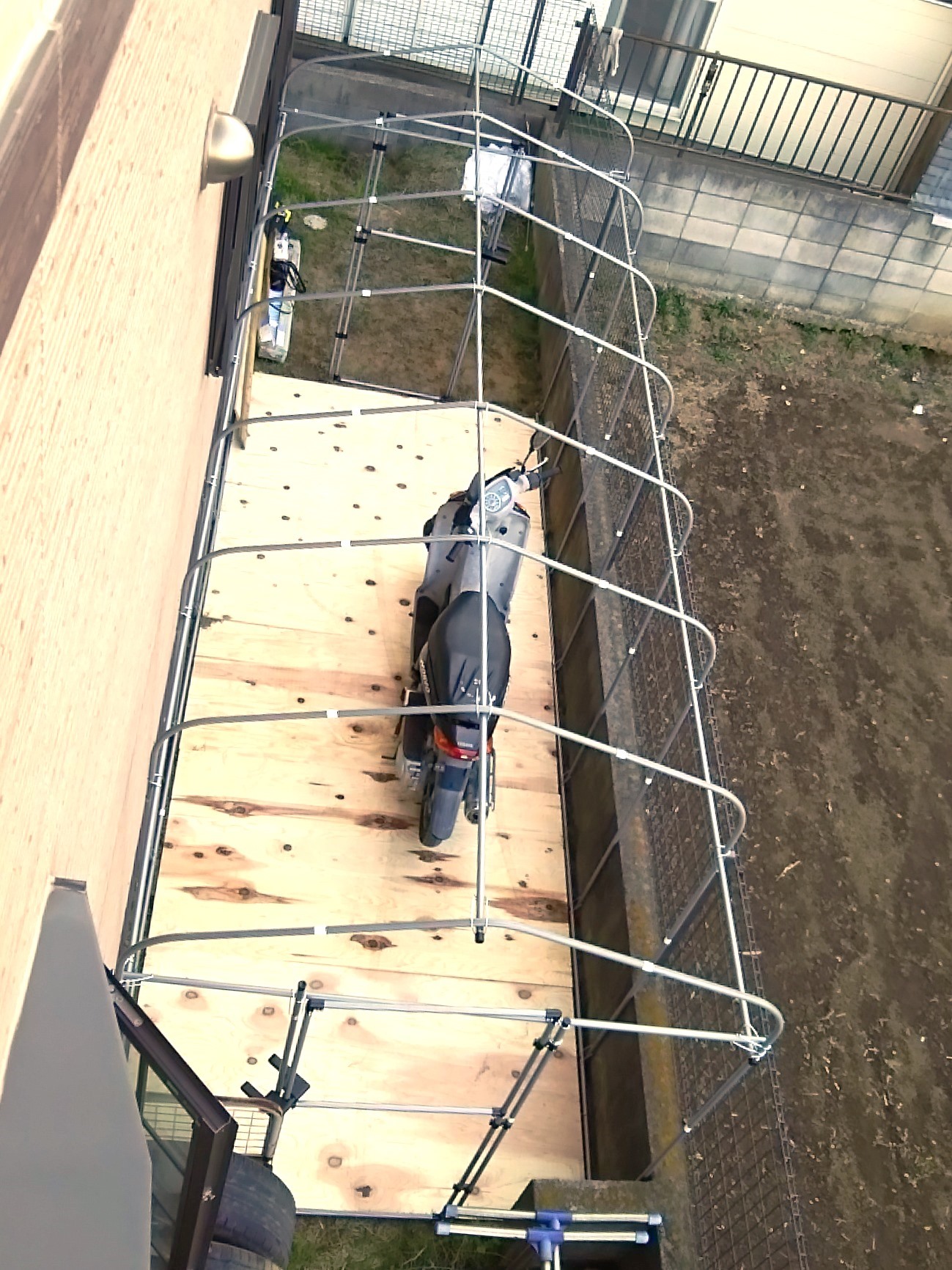 五条銀吾 Pa Twitter ビニールハウス設置の五日目 今日の作業 棚の材料物色 ビニールの粉掃除 棚は模型部屋の壁面収納に使った組合せを考えてたけど 当時とは少々品揃えが変わったのか 予想金額と乖離 小遣い残金を遥かに超えてる しかも 加工が相当混んでる