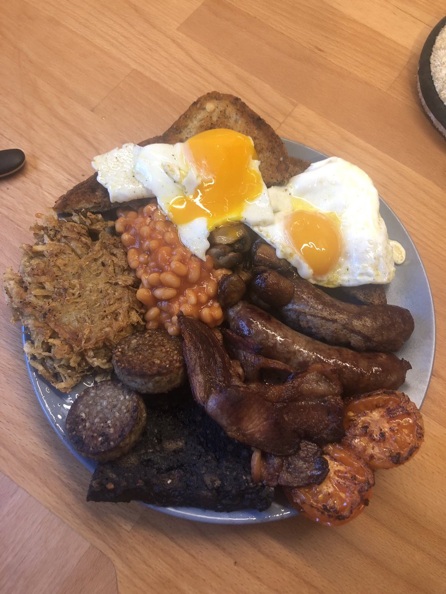 whyaminotsingle's tweet image. @fryuppolice I am livid the egg broke on the plate! #keepitgreasy