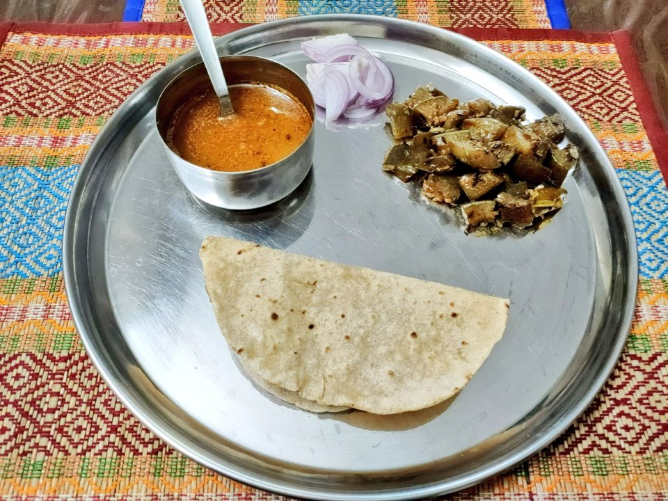 Day 39/42 of  #JogaInLockdown Had thought of something elaborate for lunch, then yaad aaya ki arrey lauki purani ho rahi hai I love this ghee jeera chhaunk wala UP style Lauki, with arhar daal and roti  #jogacooks