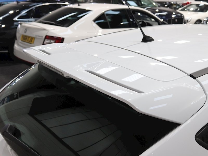 Ford have always known how to make a great hot hatch and the Ford Focus ST3 is no exception. This one's white hot with 18" alloys and 240 bhp. DM us for more details or hit the website.

hubs.ly/H0pZGk_0

#hothatch #fordfocusst #focusst #fastcars #amtauto