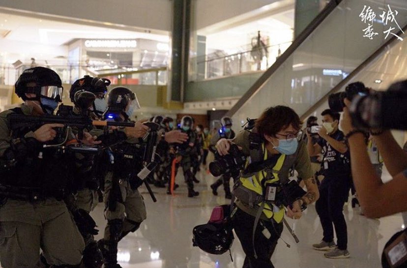 hk_mystery's tweet photo. 3.Hong Kong Police threatened the journalists that they are violating public health regulations prohibiting gathering with more than 4 people. (source from @cityusuedb )
#HongKongPolice #PoliceBrutality 
#HongKongPoliceState #PoliceState https://t.co/G4SHZs9b1Y