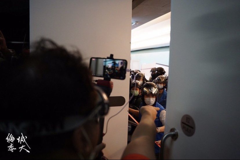 hk_mystery's tweet photo. 6.Hong Kong Police compel journalists to leave from a narrow aisle by force. (source from @cityusuedb )
#HongKongPolice #PoliceBrutality 
#HongKongPoliceState #PoliceState https://t.co/piGr20nCwj