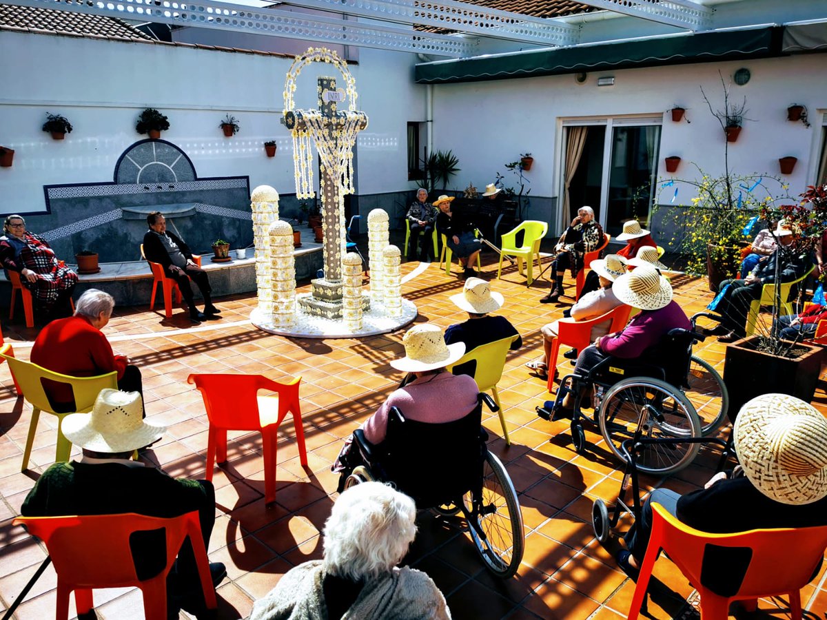 COPEPozoblanco's tweet photo. Cruz de Mayo instalada en este 2020 en la residencia de mayores Fernando Santos, de Añora. Mayo, bienvenido seas 💐🏵️ https://t.co/SmdmR35Bkp