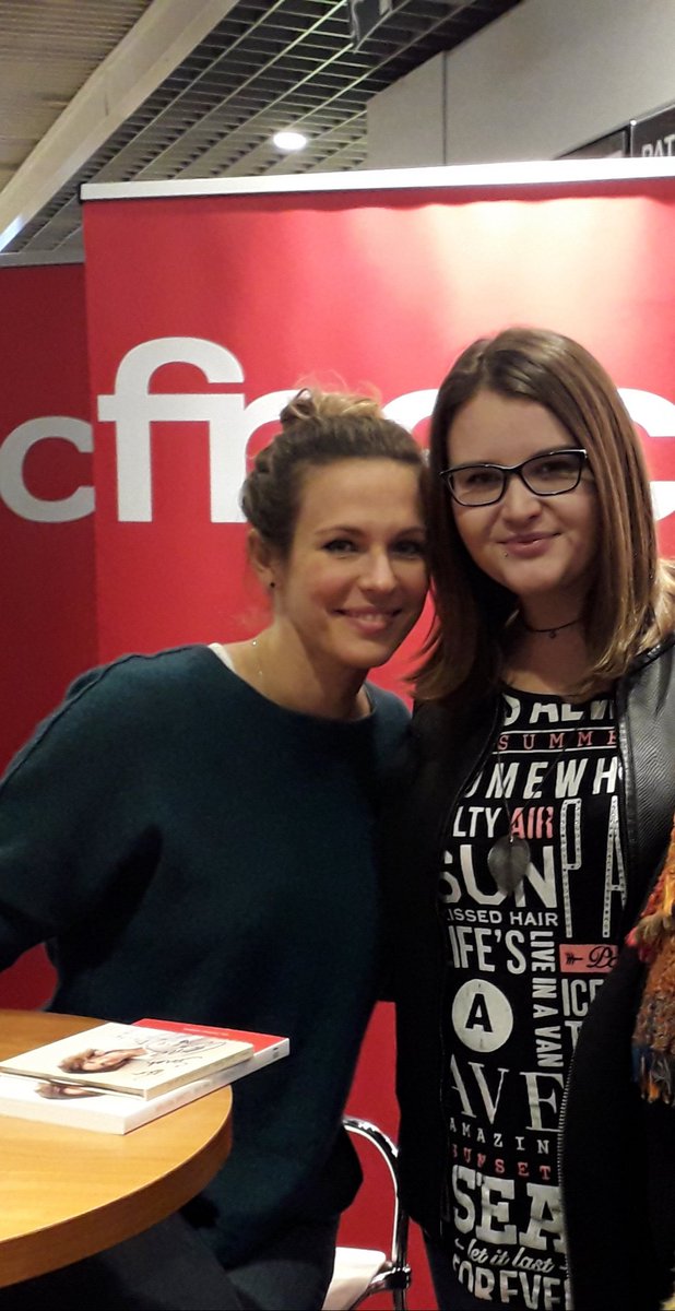 SarahGreatDream's tweet photo. Joyeux et heureux anniversaire @LoriePester 🎂🎈🎉🎉🎉🎉🍾🥂🎈❤ 
Que la santé, les projets, l'amour soient au rendez vous. 🙂 j'espère te revoir très vite à Bruxelles. 💋 https://t.co/PhTTwIUS0j