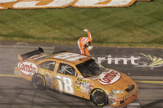 On this day in 2009, Kyle Busch wins at Richmond! Also happy birthday Kyle! 