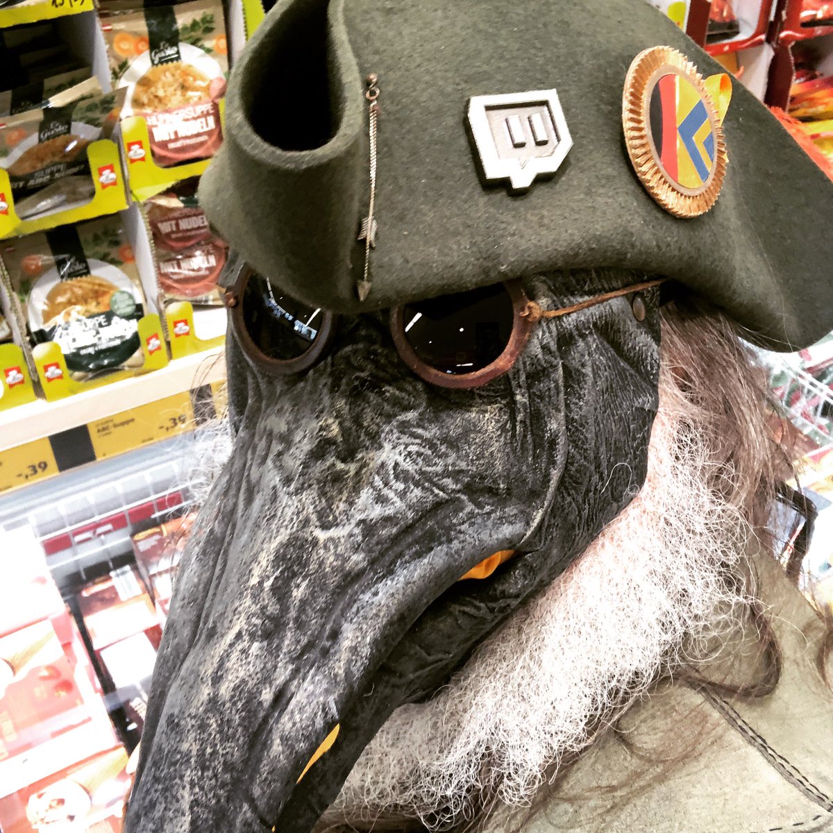 Ich war dann heute mal beim Einkaufen! Ich hoffe ich habe alle Selfie-Regeln beachtet. 45 Grad Winkel von oben war klar, aber welches ist die Schokoladenseite?
#einkaufen #pestmaske #selfie #selfietime #schokoladenseite