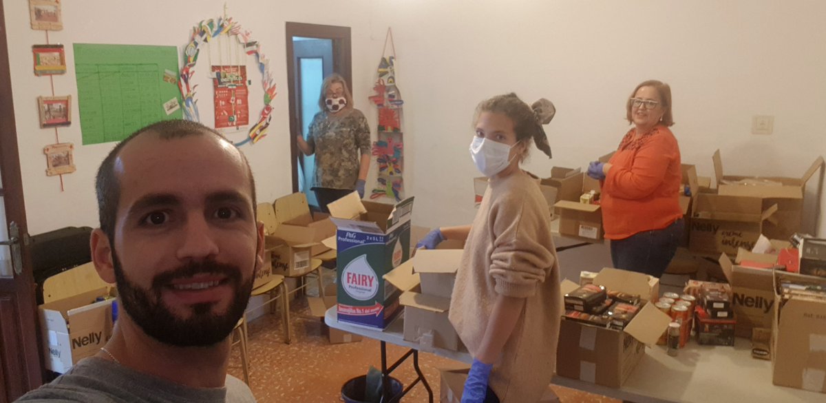 ProyectoOberti's tweet photo. ¡Que el ritmo no pare! A lo largo de estas semanas seguimos atendiendo a las necesidades básicas de nuestros destinatarios y sus familias. Agradecer a todas las personas, @salesianutrera , @sscc_utrera , @JIPCarbono , Diputación de Caridad de @VeraCruz_Utrera y voluntarios/as. https://t.co/V6rBbQ8mwP