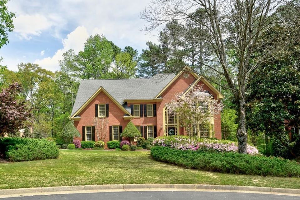 wrightclara66's tweet photo. What a beautiful 3 sided brick home with professional #landscaping, kitchen wd double ovens, gas cooktop, side by side fridge, eat-in area with an awesome view of the backyard with french doors. Call 📞 to know more 678-761-4846. More Detail Click here 👉 https://t.co/ejWhyrSJvy https://t.co/2rP78CTPfN