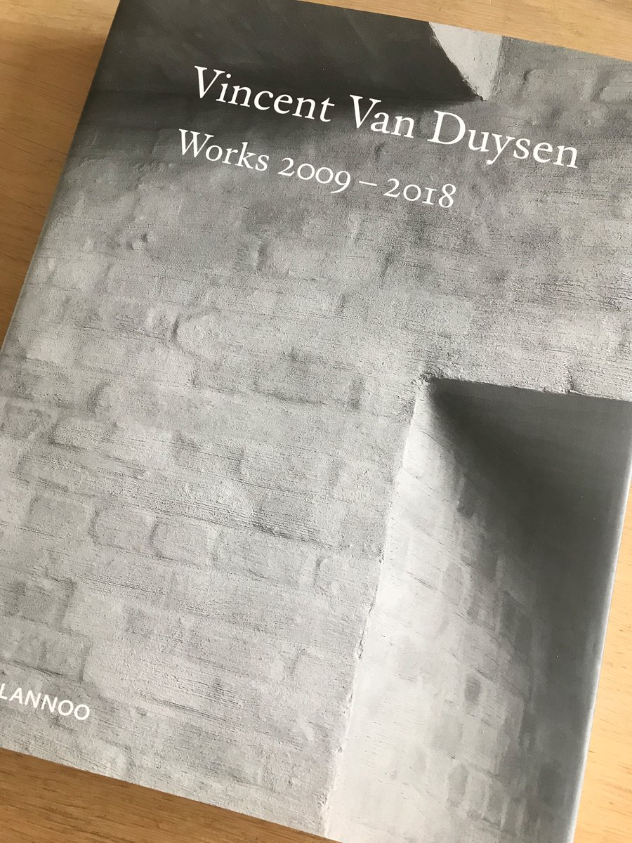 dutchdipnl's tweet photo. From out my wide range of beautiful #interiorbooks, I selected 'Works 2009-2018' of #VincentVanDuysen for this Saturday-column.
Today, I start with showing you an authentic Milanese residential #apartment from the fifties.
#library #interior #leemwonen #vitadilusso #blogazine https://t.co/QhVbRGsfdz
