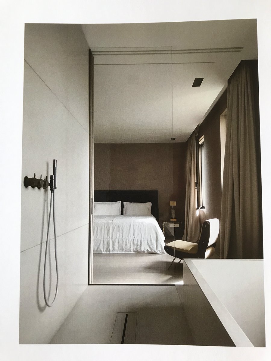 dutchdipnl's tweet photo. From out my wide range of beautiful #interiorbooks, I selected 'Works 2009-2018' of #VincentVanDuysen for this Saturday-column.
Today, I start with showing you an authentic Milanese residential #apartment from the fifties.
#library #interior #leemwonen #vitadilusso #blogazine https://t.co/QhVbRGsfdz