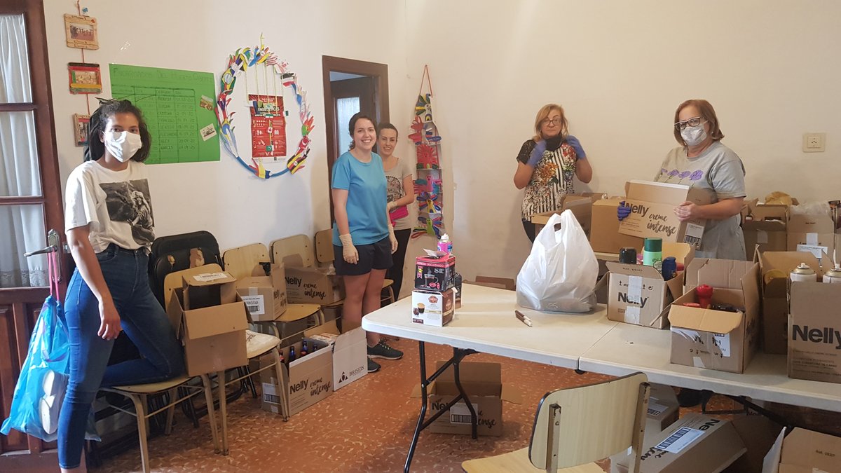ProyectoOberti's tweet photo. Hemos tenido que adaptar nuestra atención integral en el día a día de las familias. Desde el asesoramiento, información sanitaria y laboral, o el seguimiento educativo de nuestros chicos.
En el mes de María, seguimos bajo el Auxilio de nuestra madre.
#SomosUno #AmorInfinito https://t.co/plWZaGROlk