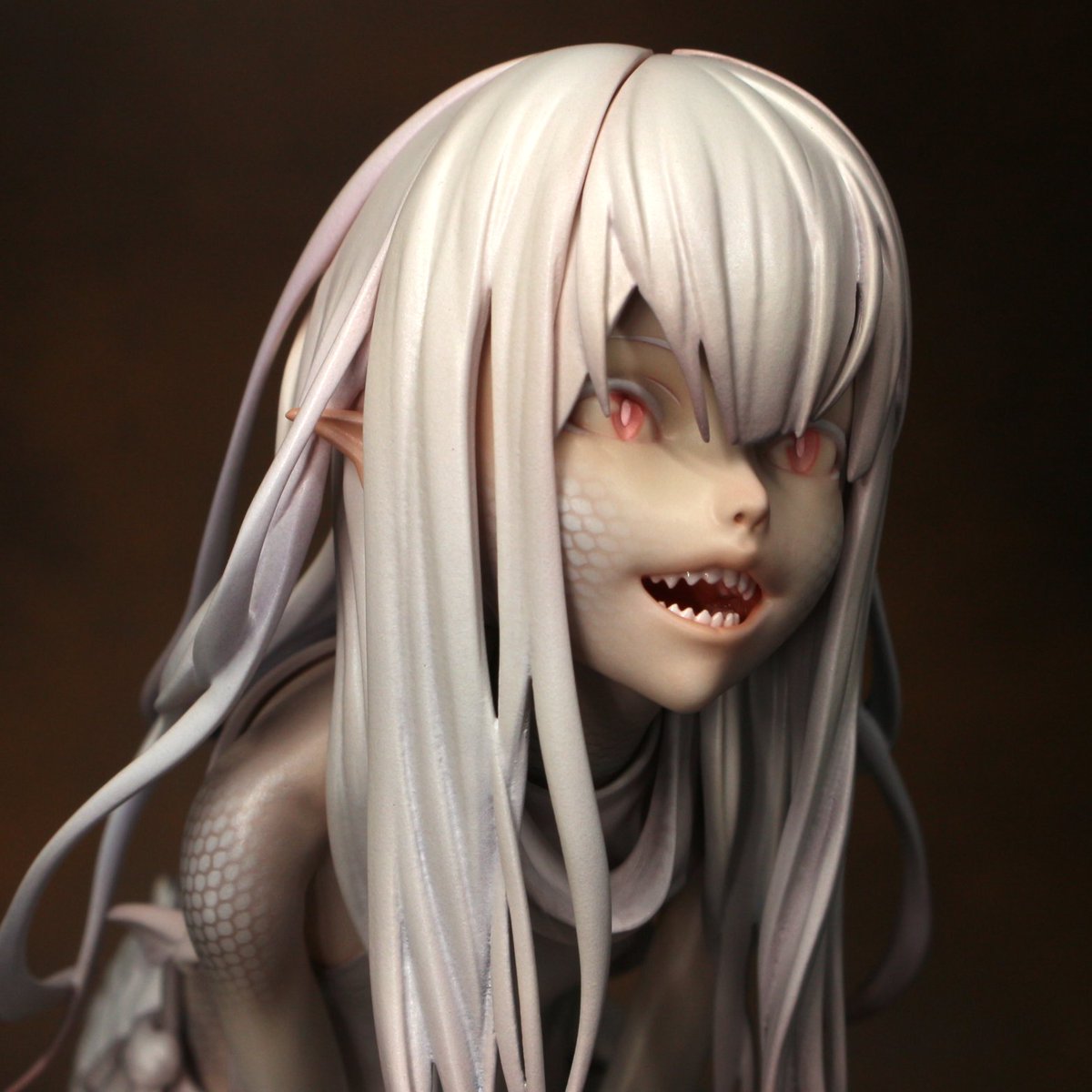 AppleCamouflage's tweet photo. イノリサマ様原型（@inorisama）のオリジナルガレージキット『シラツカミ』、完成しました。その名前の通り白を基調に淡く仕上げ、ヒトに寄った亜神や神の幼体をイメージしつつ肌の各所に鱗の模様を入れ、爬虫類、蛇、異形としての意匠や質感を強調しながら塗装、制作しましたhttps://t.co/bdDnxw2iHy https://t.co/HBIaMGvQCD