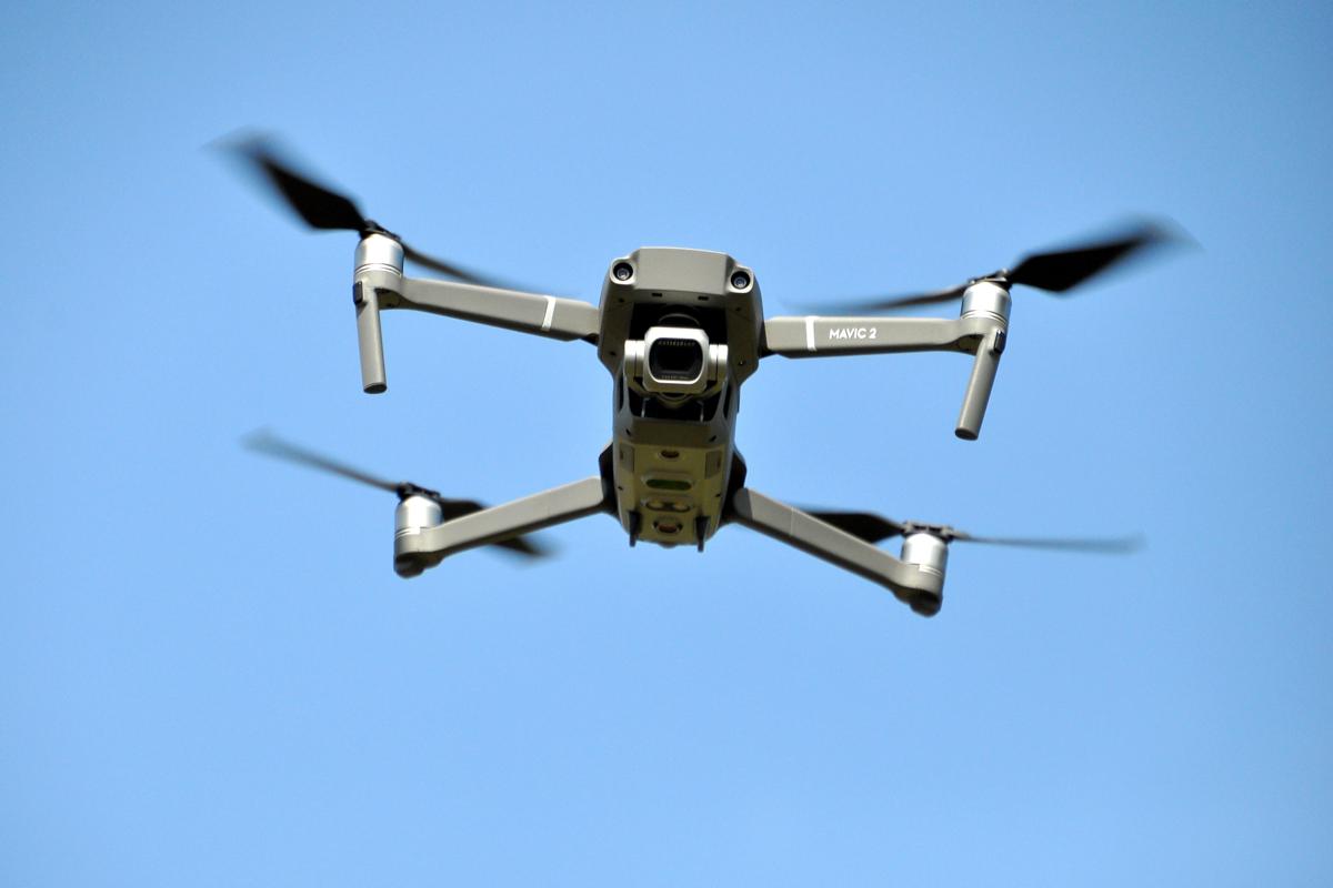 helicomicro's tweet photo. Signalements électronique et lumineux des drones : le point, à lire sur https://t.co/hZI0UJdBK8 https://t.co/tu3E824PEz
