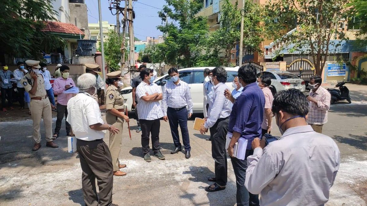 vizagcollector's tweet photo. శీతన్న గార్డెన్స్ రెడ్ జోన్ ప్రాంతంలో పర్యటించిన జిల్లా కలెక్టర్ వినయ్ చంద్ ..... https://t.co/oGgB5koifR