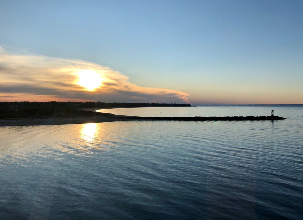 Last night’s sunset! ❤️ What a beautiful start to the weekend! #enjoytheweekend

#sunset #portjefferson #bridgeport #longisland #sunsetpicture #weekendsunset #fridaysunset