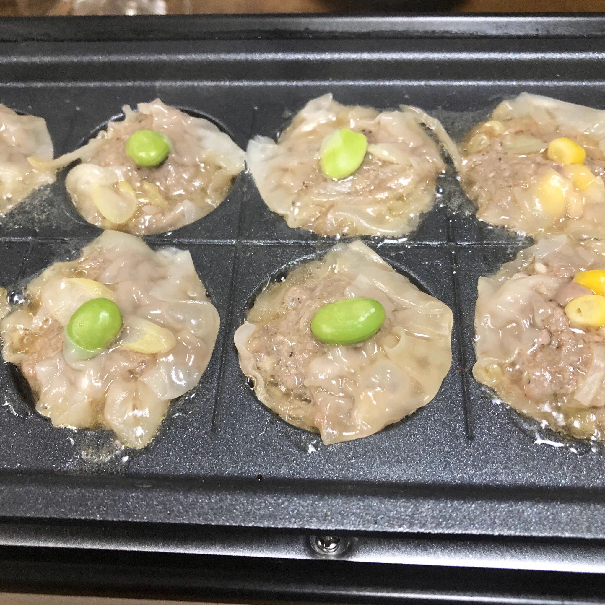 あっけないほど簡単！たこ焼き器を使えば“秒”で焼売ができる！？