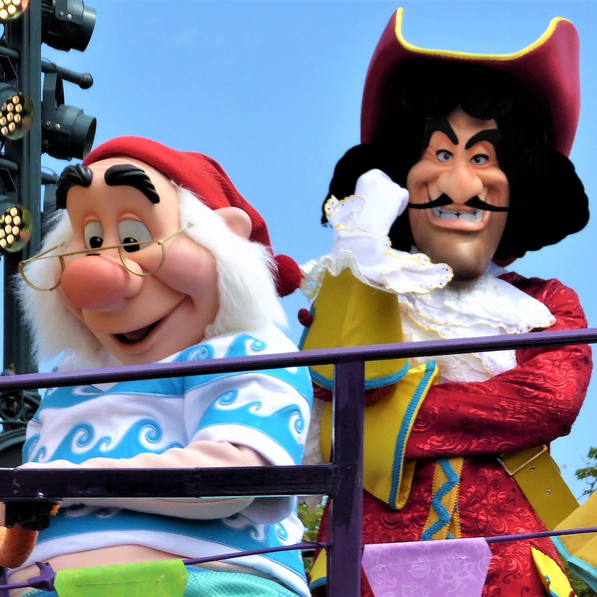 DisneyCarnival1's tweet photo. "... AHOY ! moussaillons d'eau douce...." La #teampirate se prépare à l'abordage !! #piratesandprincesses @disneylandparis @disneyparks #jimmyOcean 😁☠️⛵️ https://t.co/Ho84fYPvzP