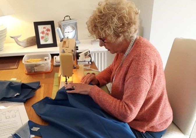 Well done to all the lady members of <a href="/puttenhamgolfcl/">Puttenham Golf Club</a> who have helped <a href="/NHSuk/">NHS</a> <a href="/FrimleyHealth/">Frimley Health NHS Foundation Trust 💙</a> by making scrubs, head scarves and bags to assist with the PPE shortages. #NHSheroes 

inyourarea.co.uk/news/puttenham…