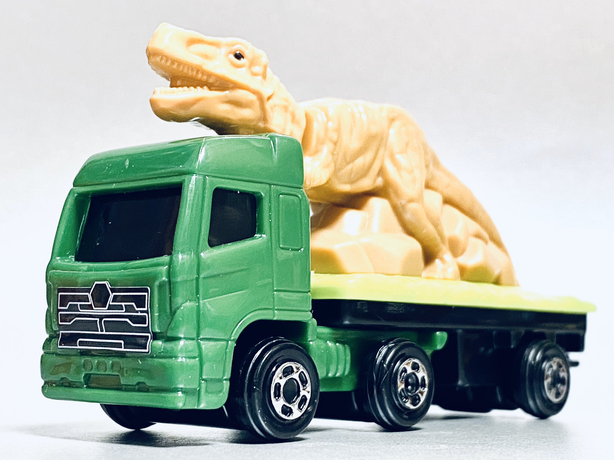 フォンティエ 恐竜搬送車 ハッピーセットのオマケ 檻も無いのに大人しくしてるとか ずいぶん躾の良い恐竜だなぁ 走らせると 恐竜の首がカクカクするギミックがあります 鳩か トラック自体は妙にサイバーチックなグリルの謎トラック トミカ