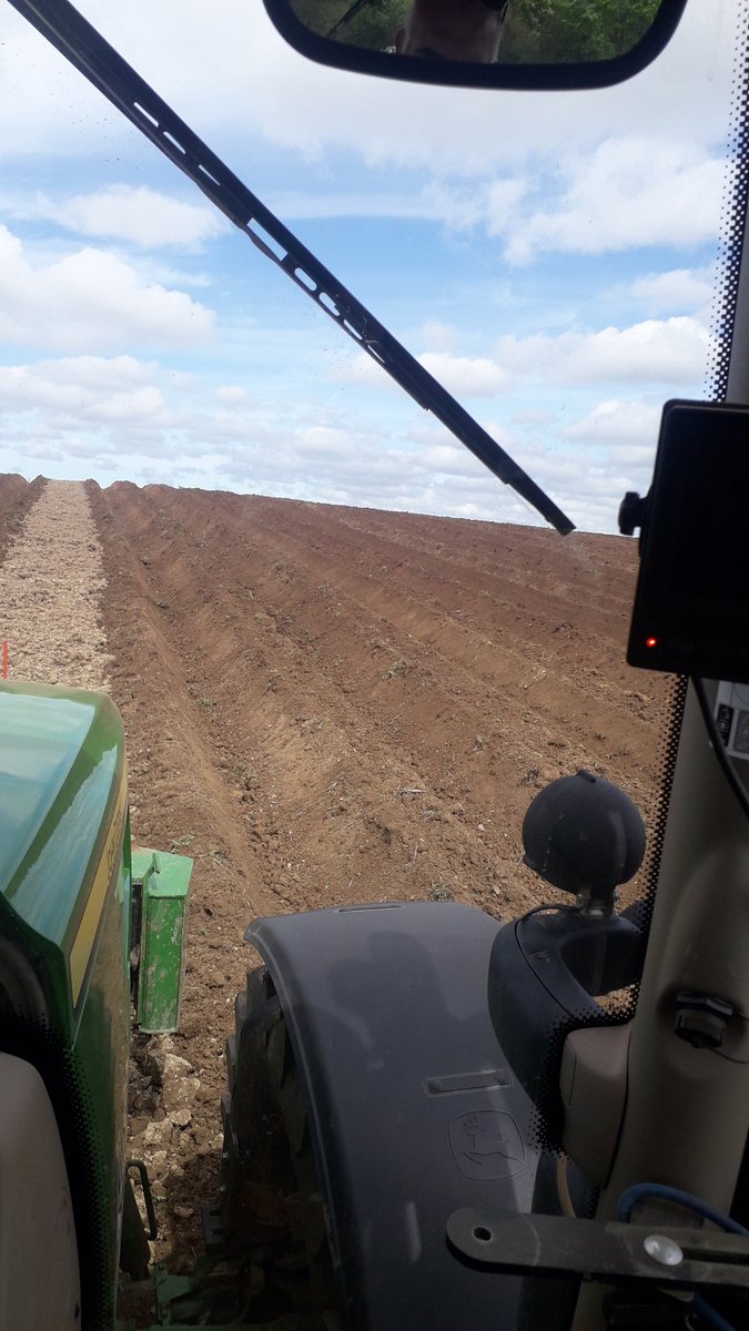 Back on bedtilling for this years potatoe crop, after few days off because of some much needed rain .# no dust flying now . 🥔🥔