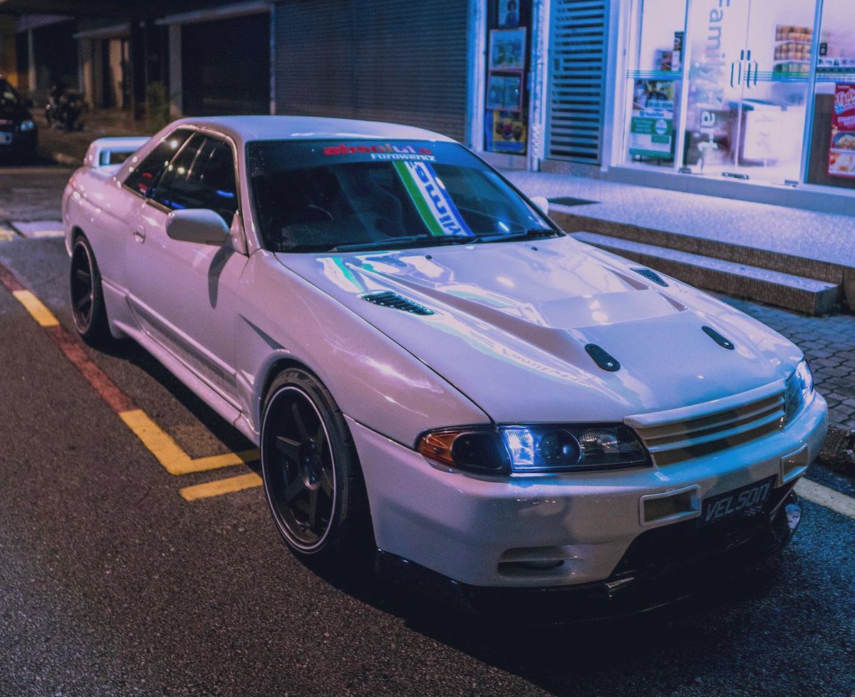 R32 White Wallpaper