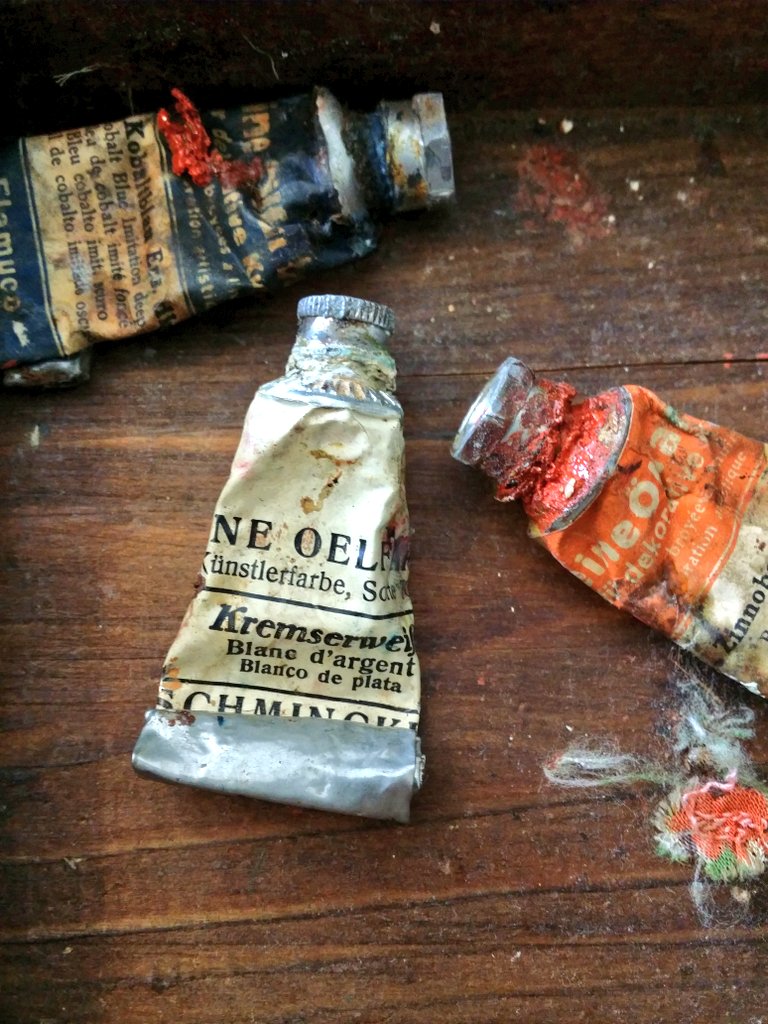 DrMartinPracher's tweet image. A early 20th ct. oil color paintbox. Kremserweiß = lead white ; Zinnoberrot = Vermilion (mercury sulfide) #TechnicalArtHistory