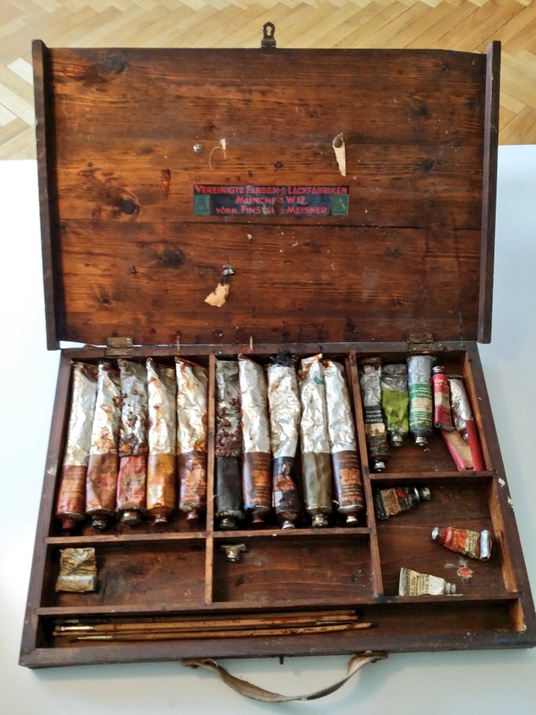 DrMartinPracher's tweet image. A early 20th ct. oil color paintbox. Kremserweiß = lead white ; Zinnoberrot = Vermilion (mercury sulfide) #TechnicalArtHistory