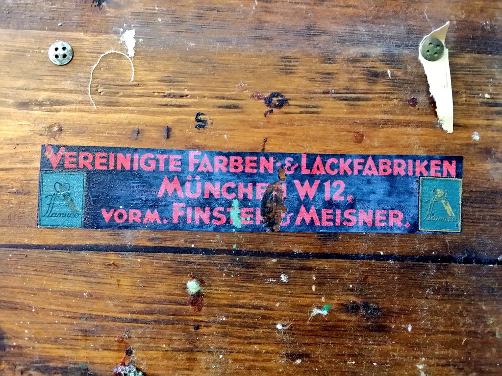 DrMartinPracher's tweet image. A early 20th ct. oil color paintbox. Kremserweiß = lead white ; Zinnoberrot = Vermilion (mercury sulfide) #TechnicalArtHistory