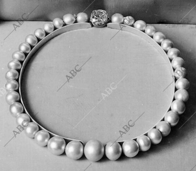 Cuota de admisión Aislar ala Roger Bastida on Twitter: "La reina Sofía ha llevado este collar en  diversas ocasiones. A veces ha colgado la perla perilla. En otros momentos  ha llevado otros colgantes. https://t.co/fv9Y2DuHE1" / Twitter