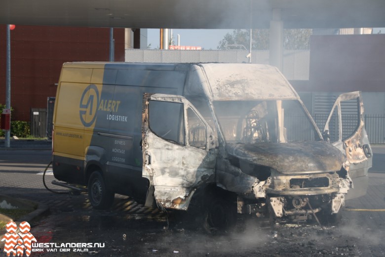 Bedrijfsbus vat vlam tijdens tanken..
