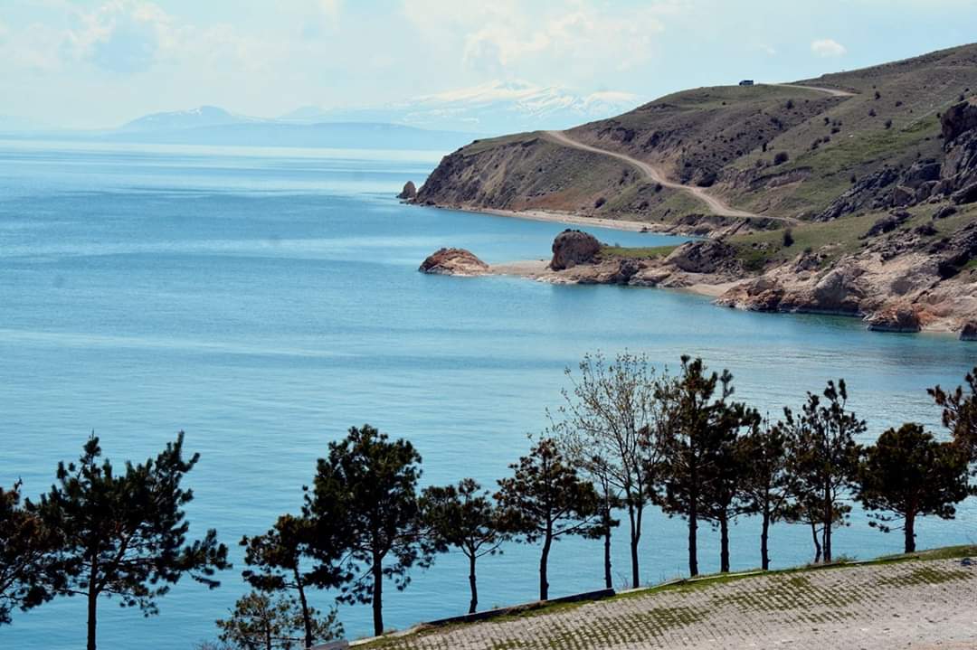 vangolakt's tweet photo. 📍Van Gölü
"Dünyada hiçbir göl, hiçbir deniz,
 hiçbir su Van Gölü'nün maviliğinde olamaz. Masmavi...
 Deli eden bir mavilik.."
✅ Yaşar kemal'in söz ettiği maviliği görmeyi, yapılacaklar listenize eklemeyi unutmayın
📷 Harun NACAR https://t.co/rjjmPut47k