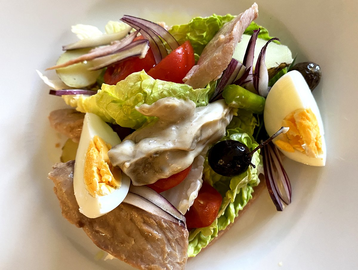 MSCintheUK's tweet photo. What would a top #chef like @MitchTonks (owner of @therockfishuk) cook with some #MSC tuna cans? We asked him! 😋
.
👉 Check his delicious and sustainable tuna niçoise recipe! 
https://t.co/eokYafZkTg 
.
🙏 Mitch for promoting #sustainableseafood
.
#WorldTunaDay, #UltimateTuna https://t.co/uKiIfFpByO