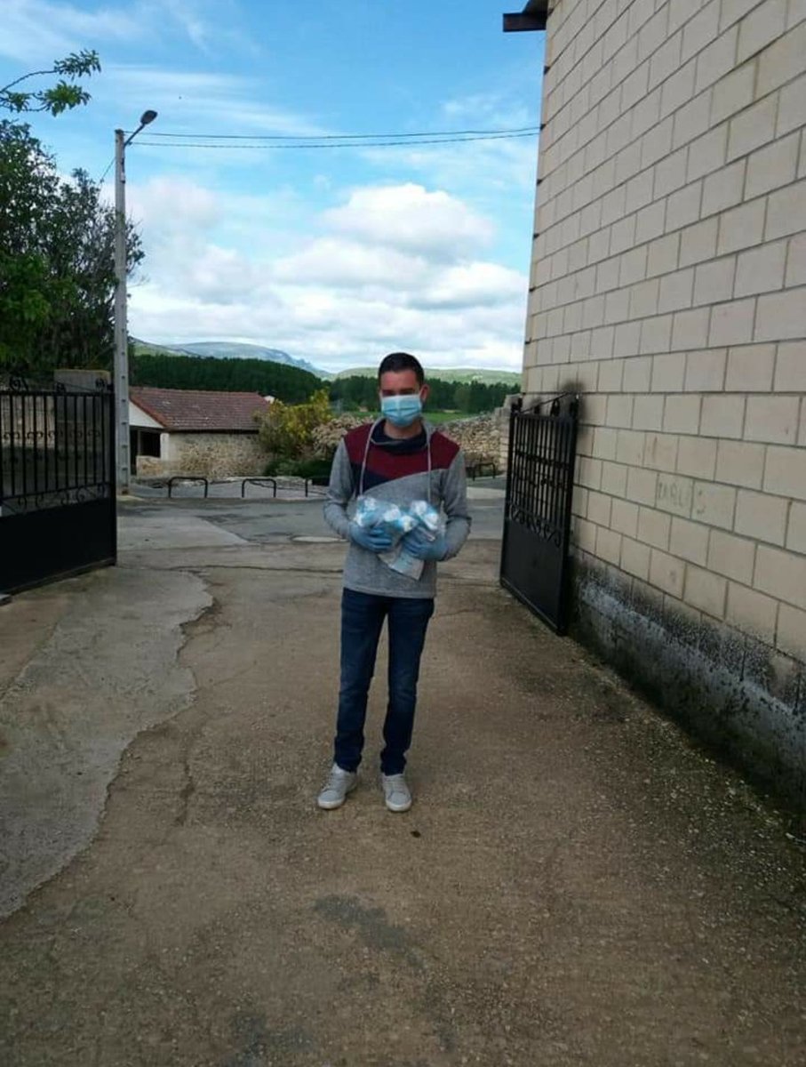 Buenos días, hoy nuestro alcalde pedáneo de Moneo ha aprovechado su paseo para ir repartiendo mascarillas entre todos sus vecinos, buen ejemplo, a ver si otros van tomando nota..Muchas gracias Carlos, seguro que todos tus vecinos te lo han agradecido