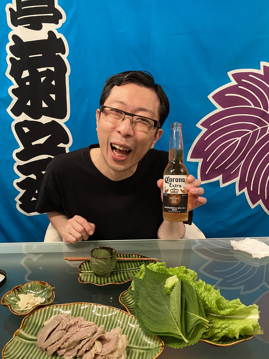 kikunojorakugo's tweet photo. これ、ほんとに自宅なんですよ。
まさか後ろ幕バックに飲む日が来るとはw
配信始めたので、
しばらくはこの状況ですね。
＃StayHome
＃古今亭菊之丞
＃古今亭菊之丞でじたる独演会
＃落語 https://t.co/l70XcZNpbM