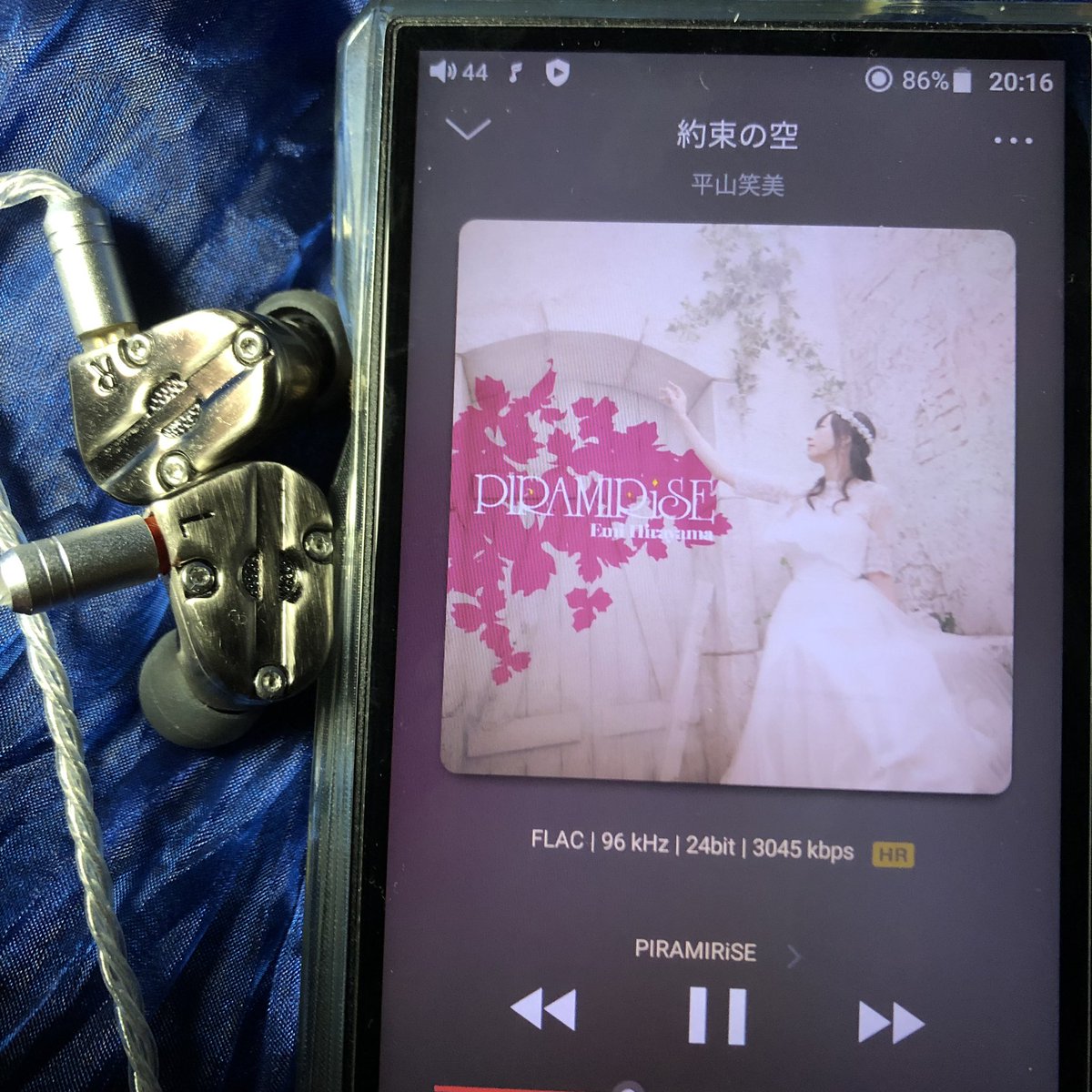 UrawaRedWings's tweet photo. その後は、ぴらみさんのアルバム『PIRAMIRiSE』を聴いてるけど、リケーブルだけでイヤピースはこのままでもアリじゃないかという気もして来た。
#Fiio
#RevoNext
#平山笑美 https://t.co/QfnvV8wZRR