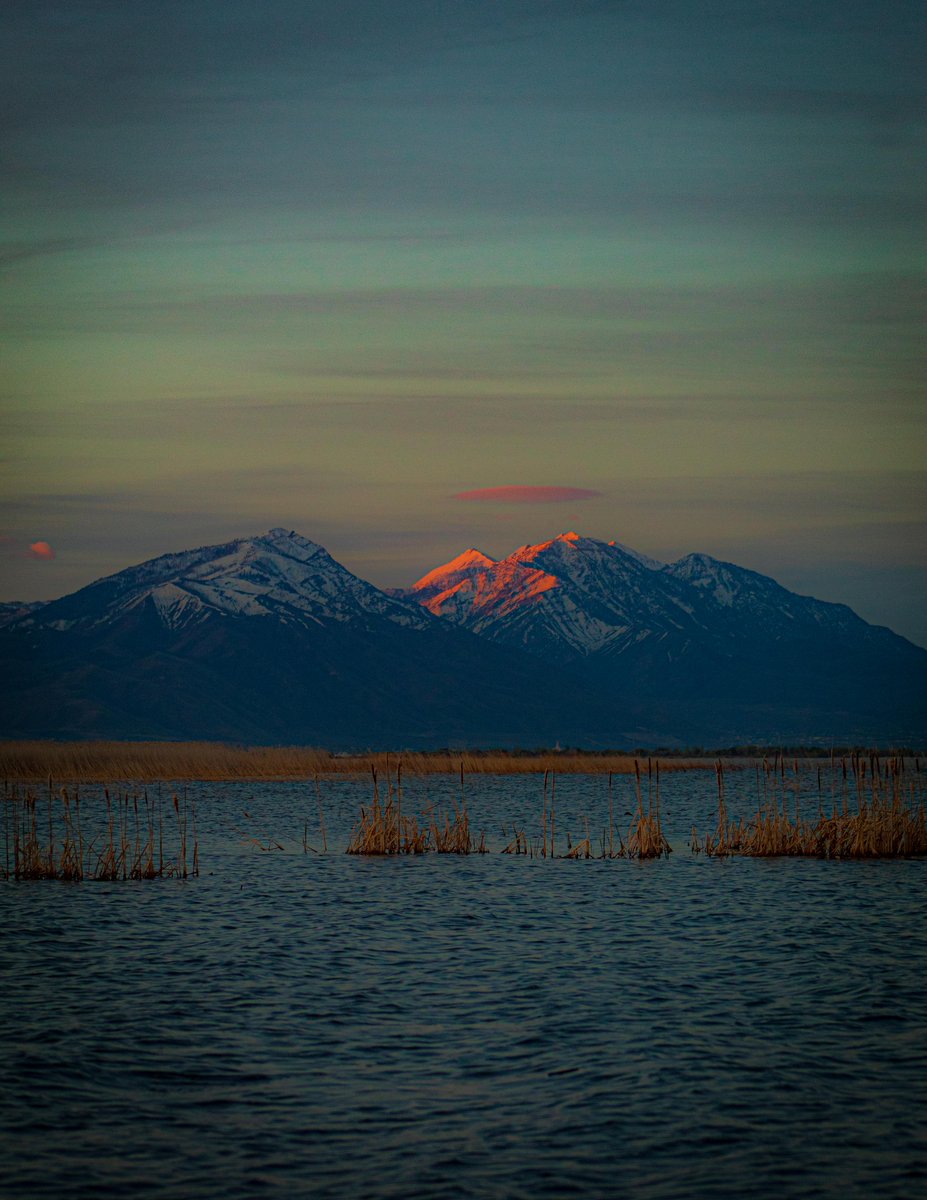 gorgeous_pix's tweet photo. One of my favorite pictures I have taken - Utah Lake. From u/JohnDescot on Reddit #utahlake #favoritepictures #taken #one https://t.co/NtTjuhvCQA